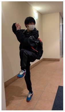 シャドーピッチングする岩隈久志の長男