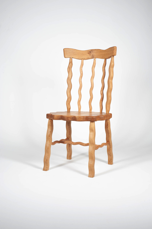 震えているような家具