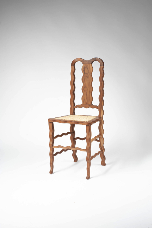 震えているような家具