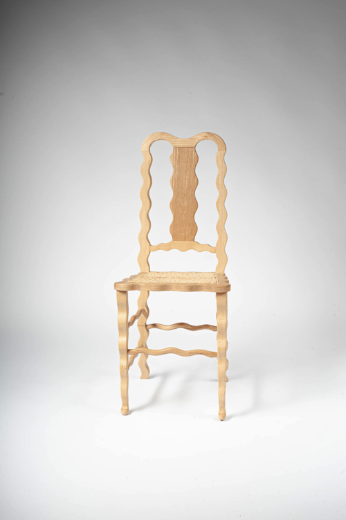 震えているような家具