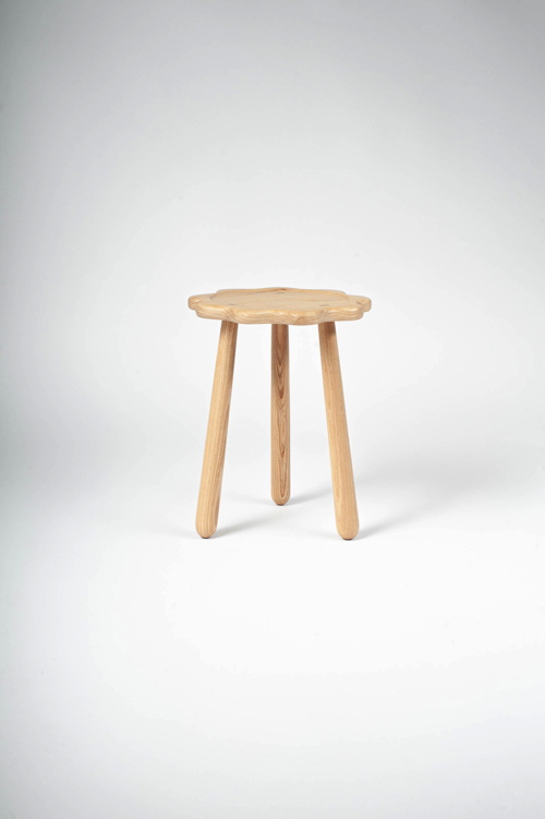 震えているような家具