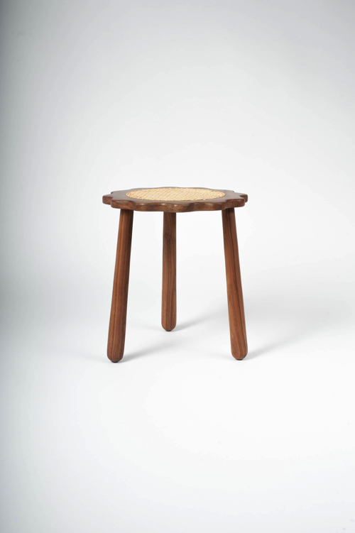 震えているような家具