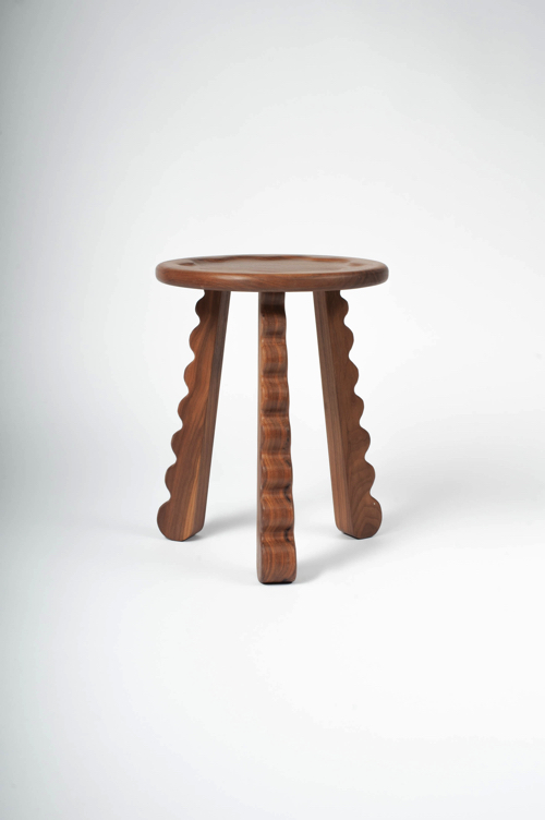 震えているような家具