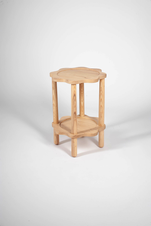 震えているような家具