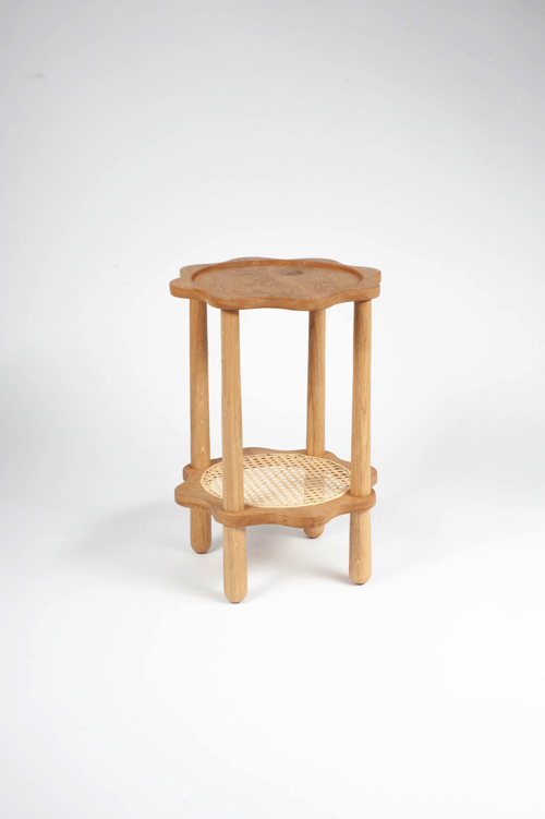 震えているような家具