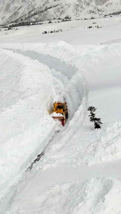 立山黒部アルペンルートの除雪
