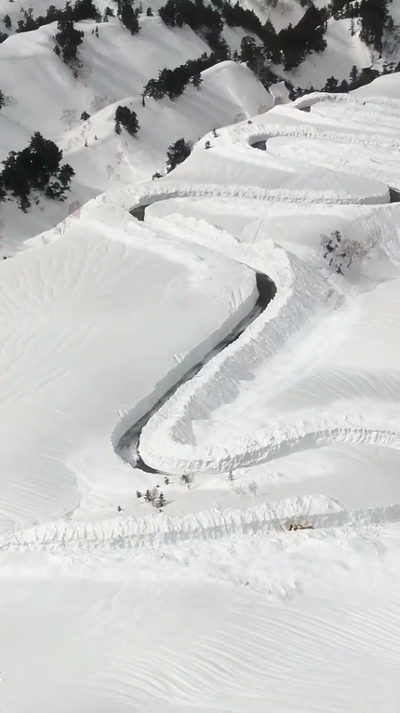 立山黒部アルペンルートの除雪