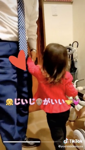 おじいちゃんを誘うサラちゃん