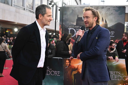 インタビューを担当するトム・フェルトン