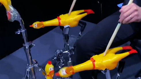 びっくりチキンドラム・スネアをつつくところ