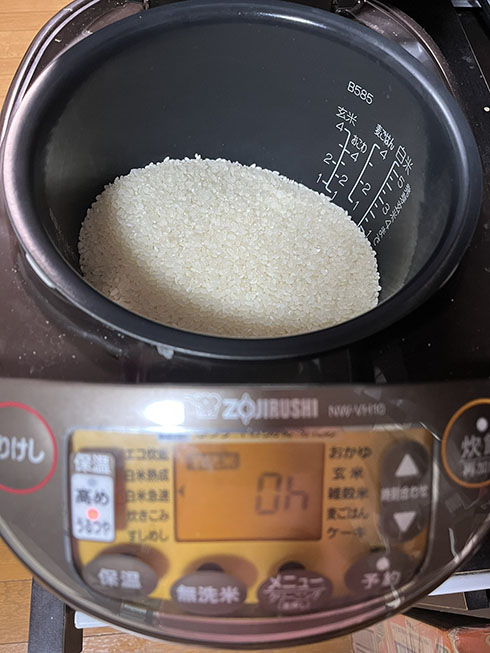 炊飯器を開けたら温かい米