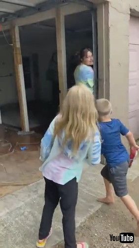 「Parents Surprise Siblings With Puppy || ViralHog」