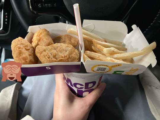 マクドナルド ナゲットの箱の穴 車内 ハッピーセット 息子 食べてもらえる アイデア