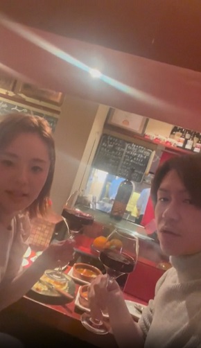 結婚1周年をお祝いする城咲仁と加島ちかえ