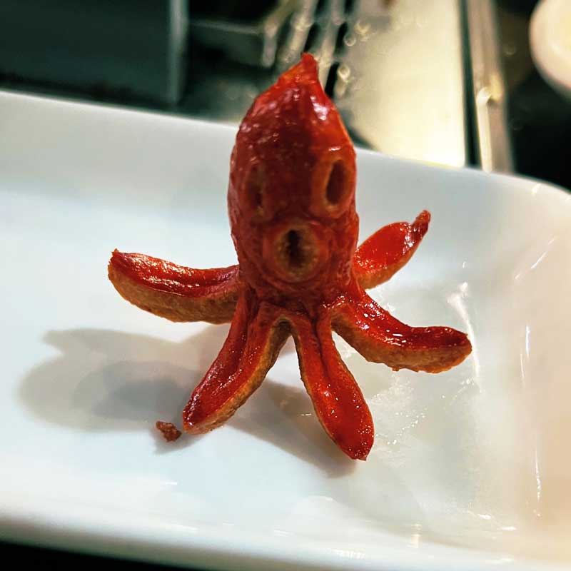 タコさんウインナーを揚げたらクリーチャーが爆誕！　「お弁当箱にいたら泣く」「おちょなんさんに似てる」