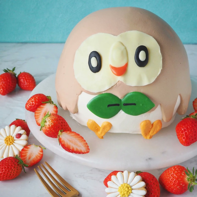 息子の誕生日に作ったポケモン「モクロー」のケーキが話題に　ろうそく刺されすぎで変わり果てた姿もかわいい