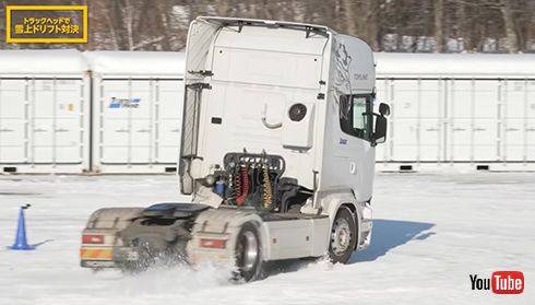 雪上をトレーラーヘッドが爆走