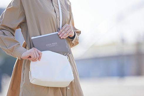 持ち歩きできる外出用の防災セット　簡易トイレなどが入った「災害常備ポーチ」をキングジムが発売