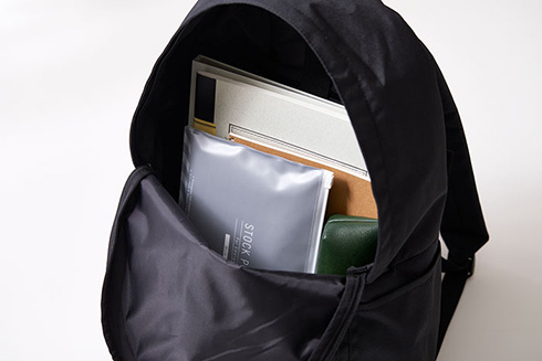 持ち歩きできる外出用の防災セット　簡易トイレなどが入った「災害常備ポーチ」をキングジムが発売