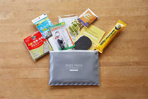 持ち歩きできる外出用の防災セット　簡易トイレなどが入った「災害常備ポーチ」をキングジムが発売