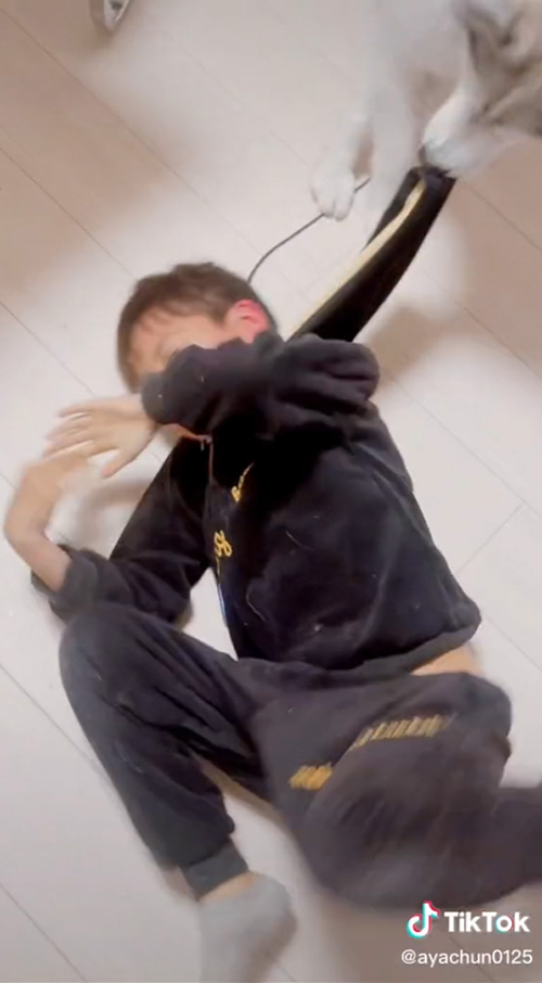 顔が腕で隠れている息子さん