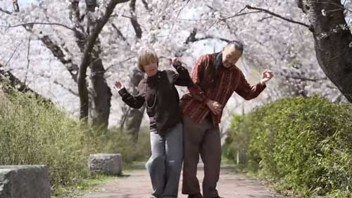 68歳 母 ダンス 踊り 動画 キレッキレ 2人 桜 ポップダンス