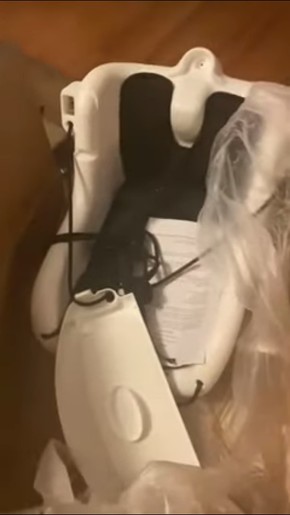 「Couple Surprises Family With Pregnancy Announcement || ViralHog」