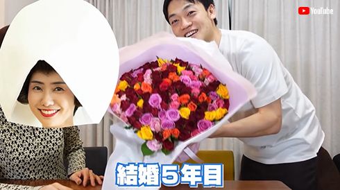 山崎夕貴に花束を手渡すおばたのお兄さん