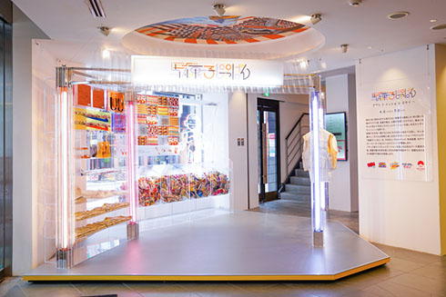 「未来の駄菓子屋」をイメージした内装