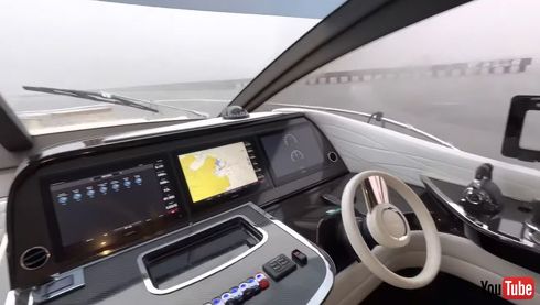 レクサスのヨット「LY650」、操舵席も高級感全開