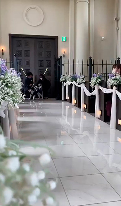 扉の前で待機するハスキー