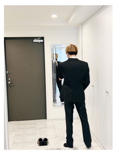 渡辺美奈代が撮影したスーツ姿の矢島名月