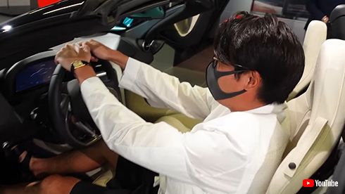 「マクラーレン 720S スパイダー」に試乗する「平成ノブシコブシ」吉村崇