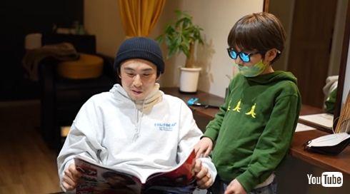 中尾明慶と一緒に髪形を選ぶ息子