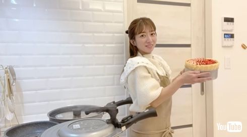 娘のケーキを見せる辻希美