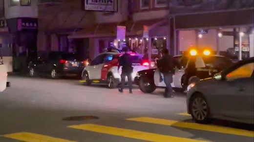 警察 自動運転 検挙 無灯火 クルマ