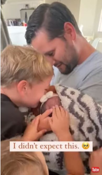 妹の誕生を喜ぶ男の子