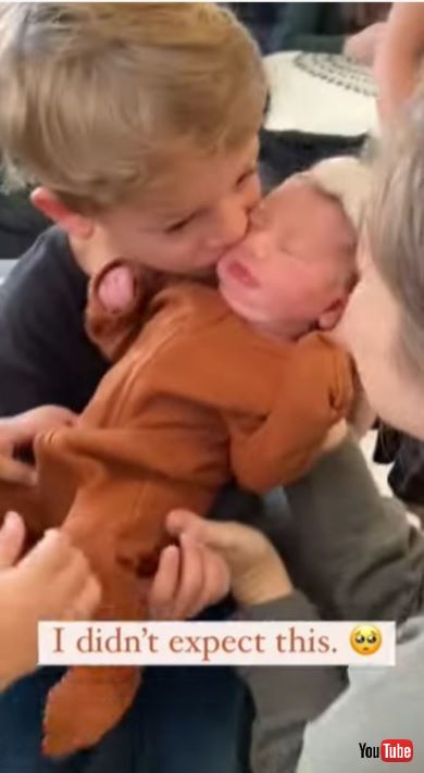 妹の誕生を喜ぶ男の子