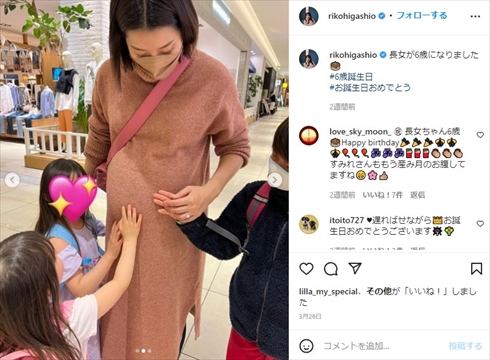 すみれさんのおなかに触る子どもたち