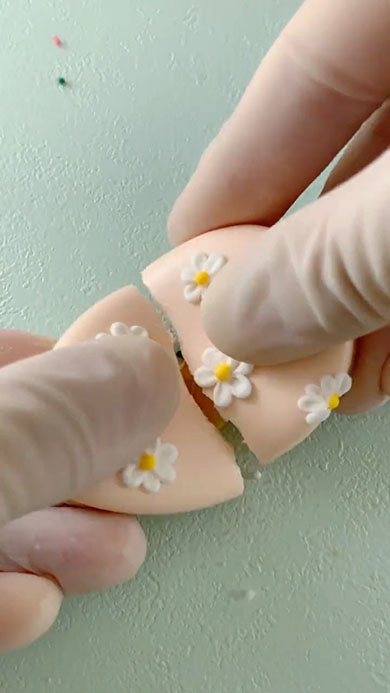 割るとヒヨコが出るクッキー・割ったところ