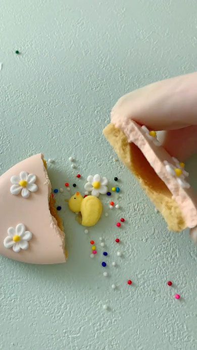 割るとヒヨコが出るクッキー・ヒヨコが出てきたところ