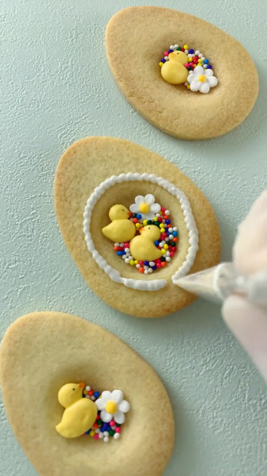 割るとヒヨコが出るクッキー・詰めているところ