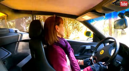 グローブを付ける夏樹さん