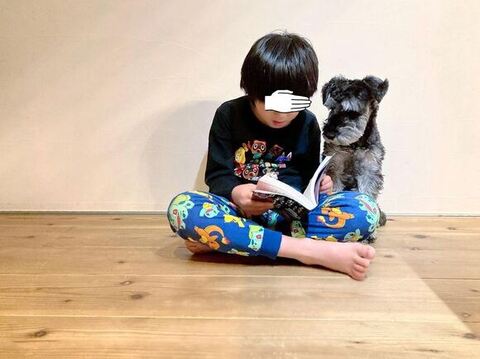 お兄ちゃんと本を見る