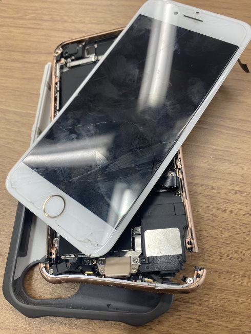 エレベーターの隙間にiPhone