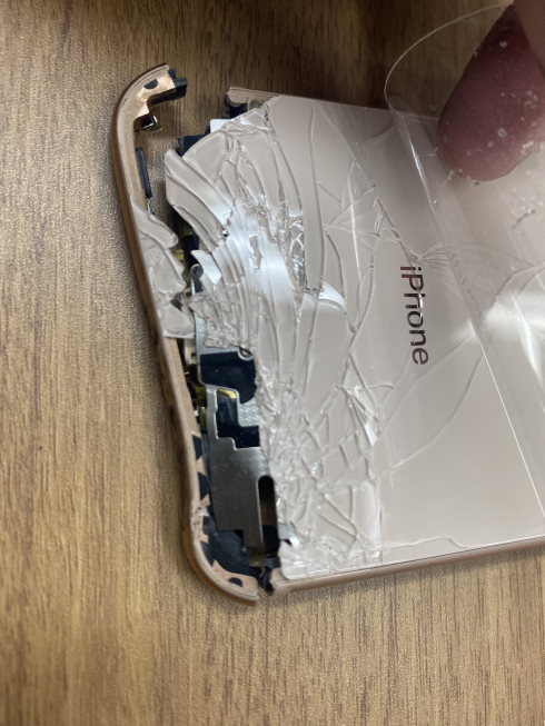 エレベーターの隙間にiPhone