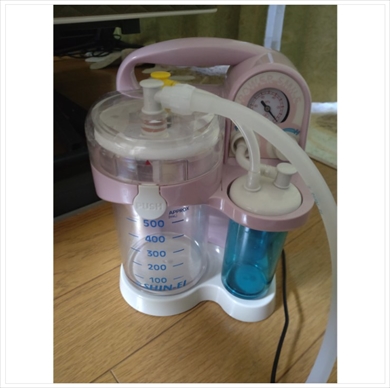 津久井教生が痰の吸引機を導入