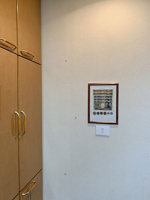 「お金なさ過ぎて……」　額に入れて飾った翌月までの全財産が作品っぽくておもしろい