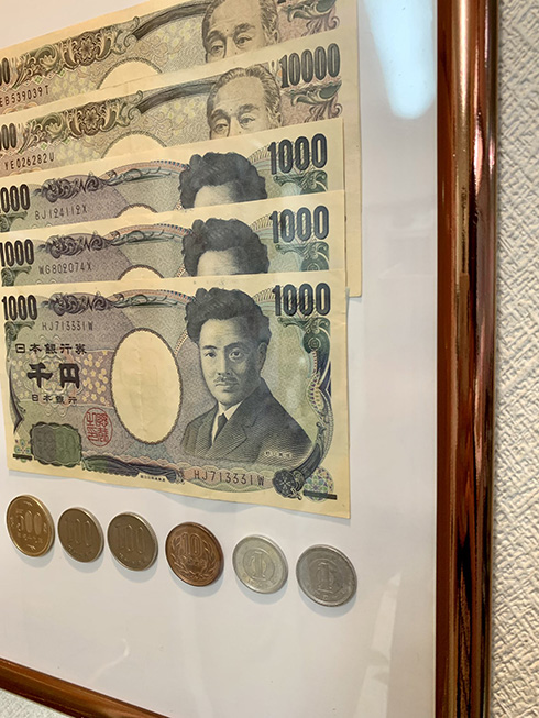 「お金なさ過ぎて……」　額に入れて飾った翌月までの全財産が作品っぽくておもしろい