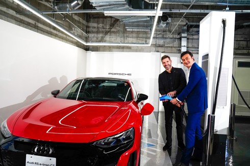 日本でEVの急速充電器・施設を相互利用できるようにするアウディとポルシェ